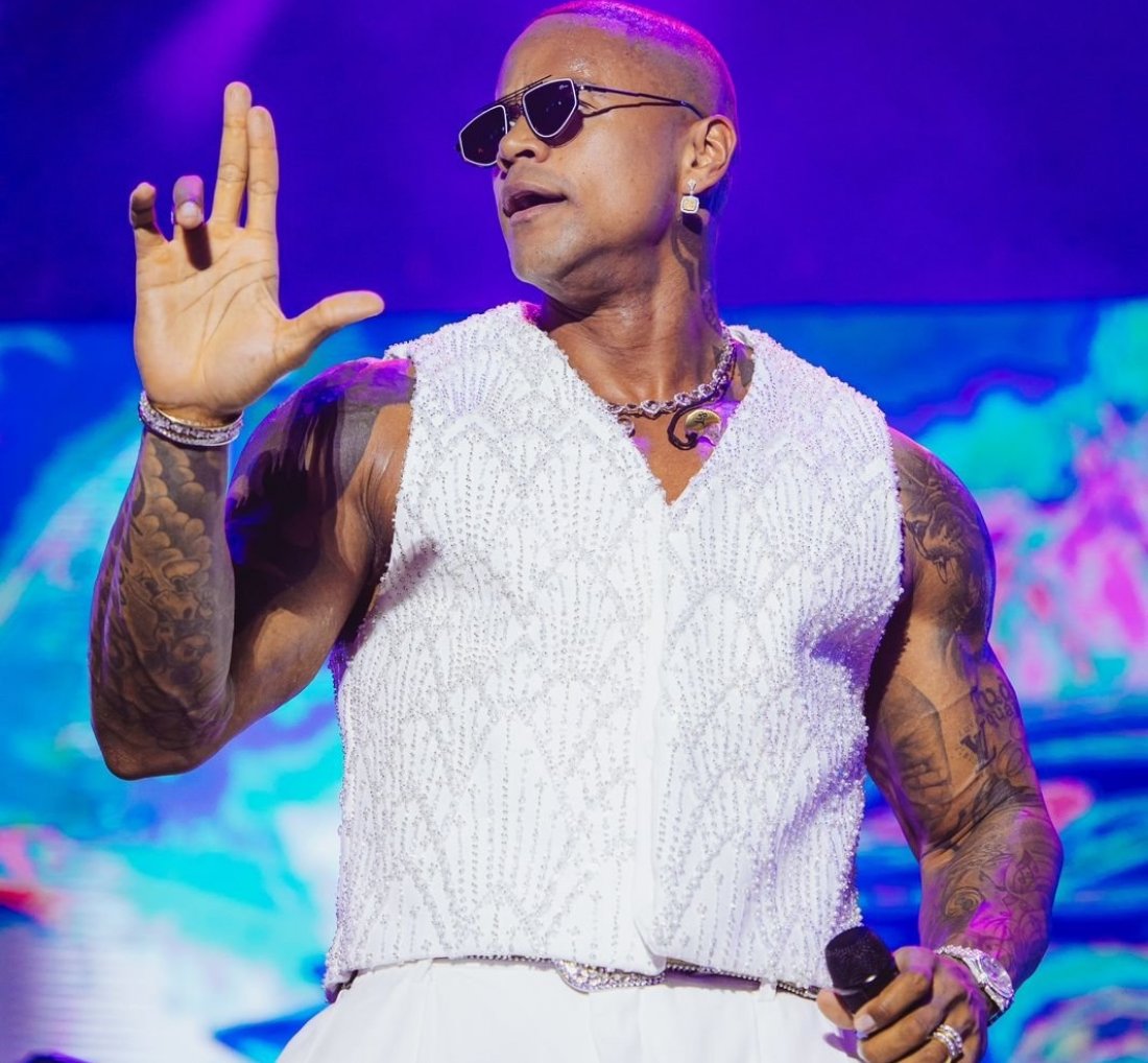 [Léo Santana esgota Baile da Santinha em Salvador ]