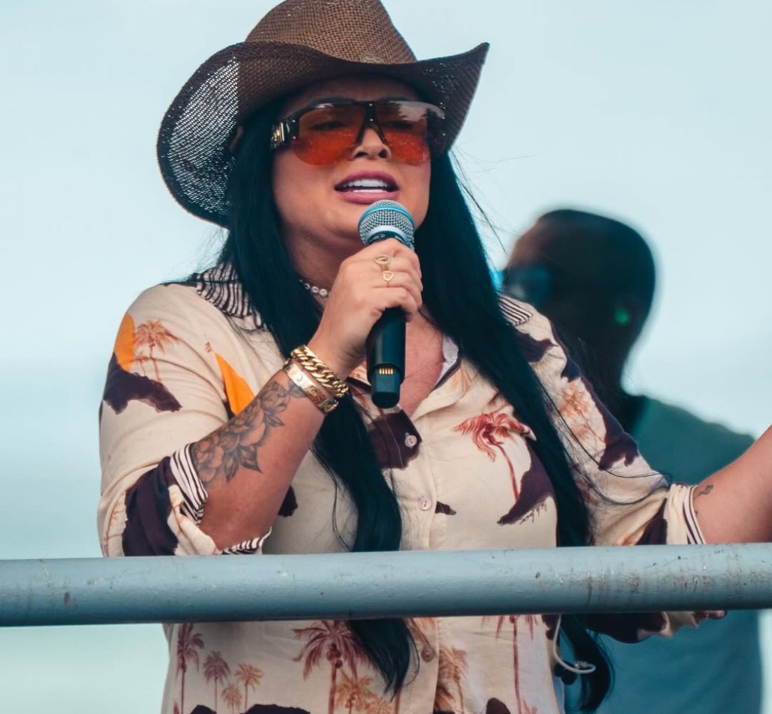 [Klessinha reúne centenas de pessoas em show gratuito no Subúrbio Ferroviário]