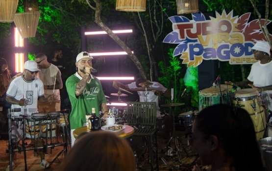 [Papazoni grava segunda edição do projeto “Tudo Vira Pagode” em Praia do Forte]