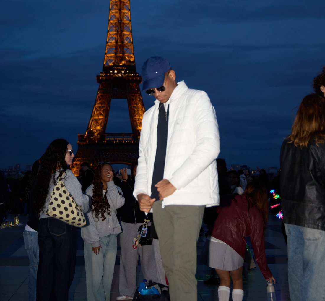 [Netto Brito curte férias em Paris e compartilha registros nas redes sociais]