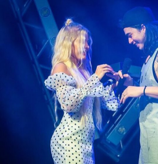 Luísa Sonza pede Whindersson Nunes em casamento durante show do humorista; veja vídeo Luísa Sonza pede Whindersson Nunes em casamento durante show do humorista; veja vídeo