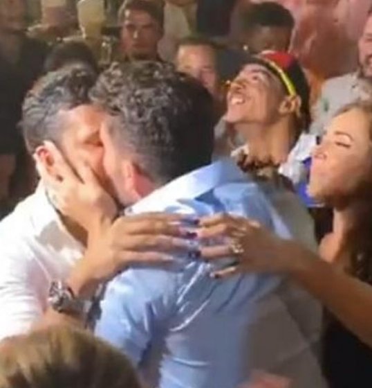 Carlinhos Maia e Lucas Guimarães se beijam em público pela primeira vez; Carlinhos Maia e Lucas Guimarães se beijam em público pela primeira vez;