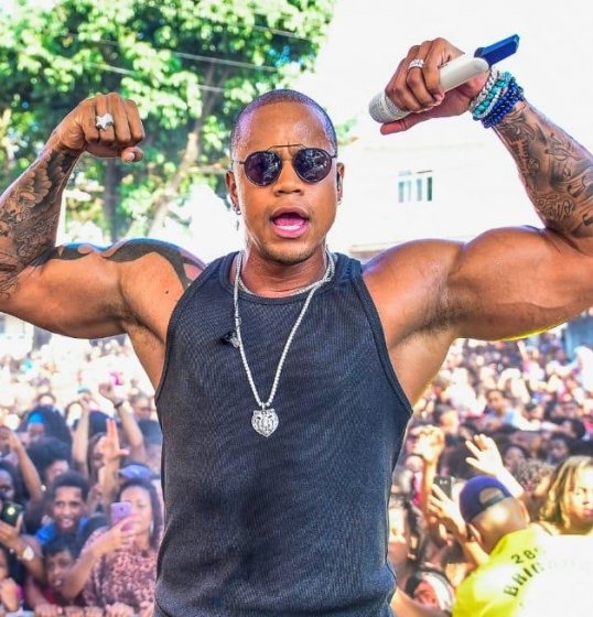 Léo Santana faz show gratuito na sua comunidade Léo Santana faz show gratuito na sua comunidade