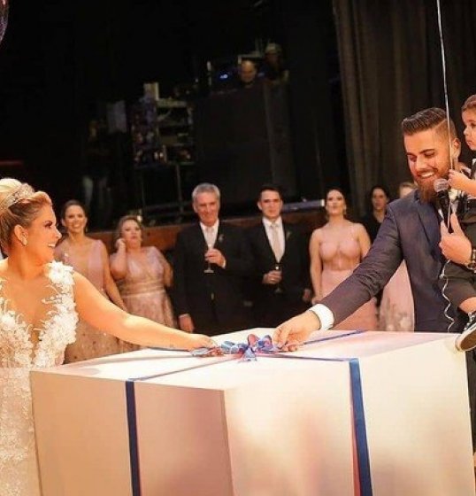 Zé Neto e Natália Toscano revelam sexo do bebê na festa de casamento Zé Neto e Natália Toscano revelam sexo do bebê na festa de casamento