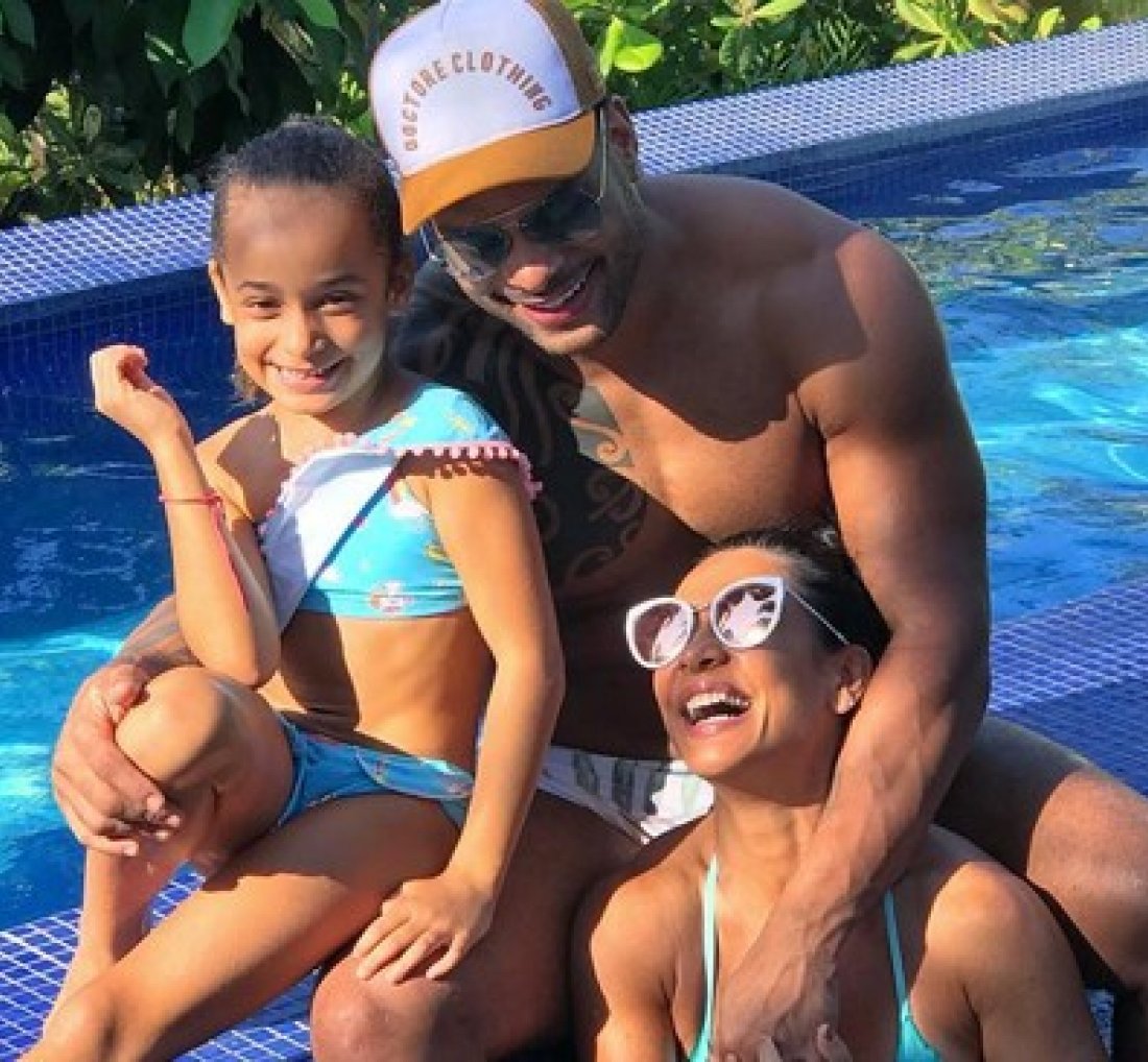 [Scheila Carvalho posa na piscina com a família 