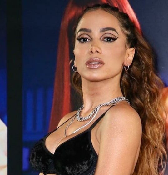 Anitta mostra bastidores dela vestindo um look