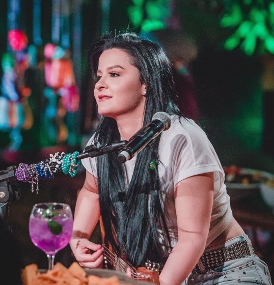 Maraisa choca fãs com 'corpaço' em show Maraisa choca fãs com 'corpaço' em show