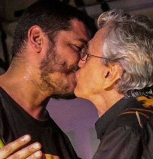 Caetano Veloso e Criolo se beijam em show Caetano Veloso e Criolo se beijam em show