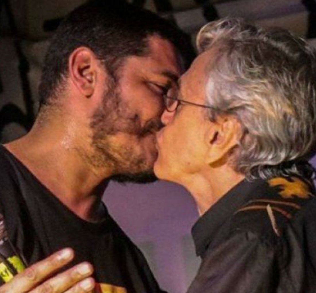 [Caetano Veloso e Criolo se beijam em show]