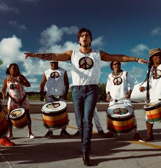 Luan Santana, Olodum e Léo Santana se juntam em clipe novo Luan Santana, Olodum e Léo Santana se juntam em clipe novo