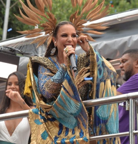 Ivete Sangalo dança com fã no trio e curte Carnaval com seu marido