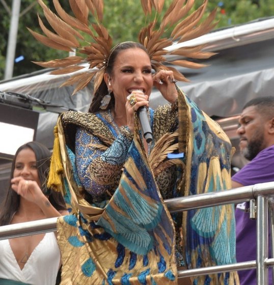 Ivete Sangalo dança com fã no trio e curte Carnaval com seu marido Ivete Sangalo dança com fã no trio e curte Carnaval com seu marido