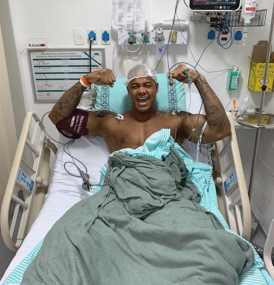 Léo Santana passa por cirurgia Léo Santana passa por cirurgia