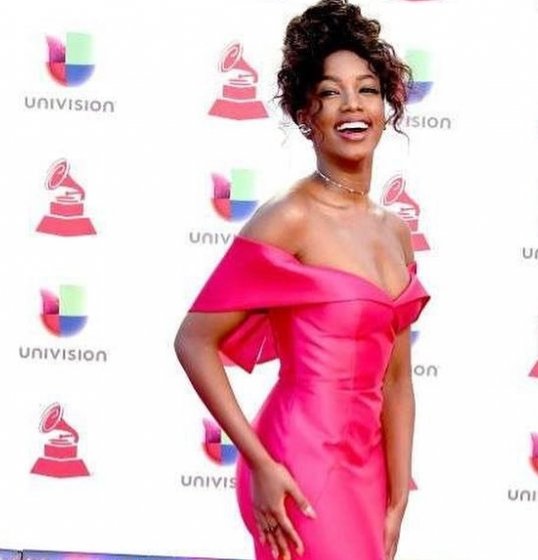 Iza arrasa no tapete vermelho do Grammy Latino