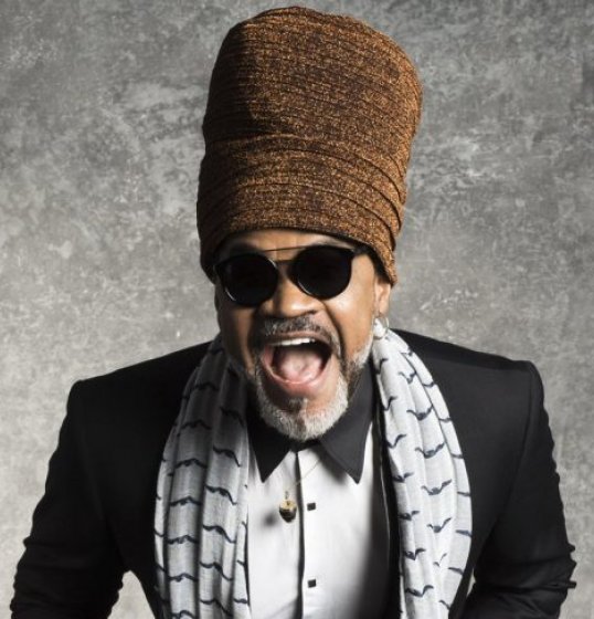 Confira! Carlinhos Brown lança álbum com sucessos autorais Confira! Carlinhos Brown lança álbum com sucessos autorais