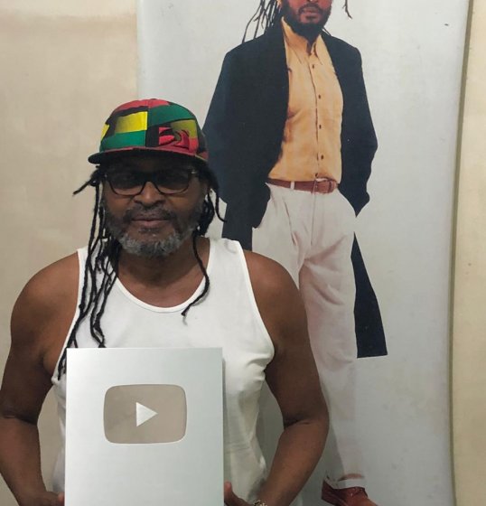 [Confira! Edson Gomes ganha placa do YouTube]