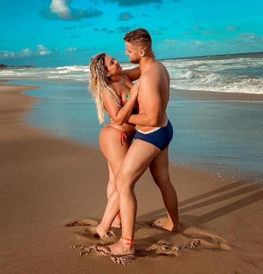 Natália Toscana, esposa de Zé neto fala sobre repercussão da foto de sunga