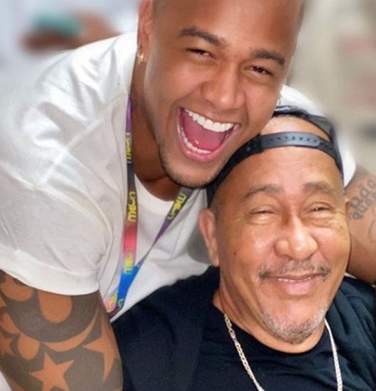 Léo Santana se pronuncia, após morte do pai Léo Santana se pronuncia, após morte do pai