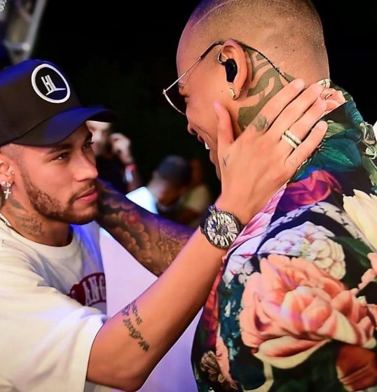 Neymar sobe no Palco de Léo Santana Neymar sobe no Palco de Léo Santana