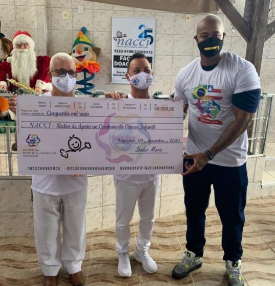 Léo Santana participa de ação solidária e faz doação de R$ 50 mil para ONG Léo Santana participa de ação solidária e faz doação de R$ 50 mil para ONG
