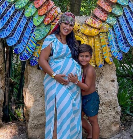 Simone posta foto exibindo o barrigão de cinco meses