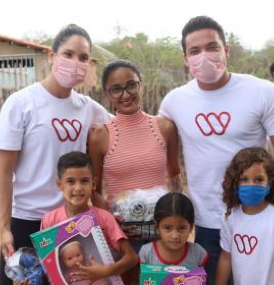 Wesley Safadão e Thyane fazem doações no Ceará