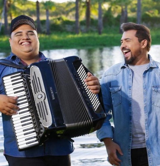 Tarcísio do Acordeon lança clipe com Xand Avião Tarcísio do Acordeon lança clipe com Xand Avião