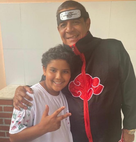 Zeca Pagodinho posa vestido de Naruto ao lado do neto. Zeca Pagodinho posa vestido de Naruto ao lado do neto.