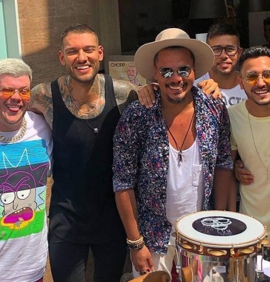Ferrugem grava clipe com vários nomes do samba Ferrugem grava clipe com vários nomes do samba