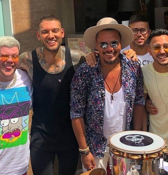 Ferrugem grava clipe com vários nomes do samba