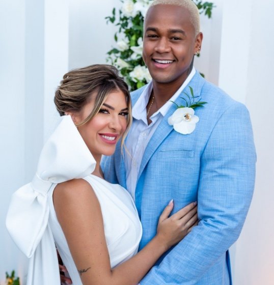 Léo Santana e Lore Improta surpreendem fãs com casamento. Léo Santana e Lore Improta surpreendem fãs com casamento.