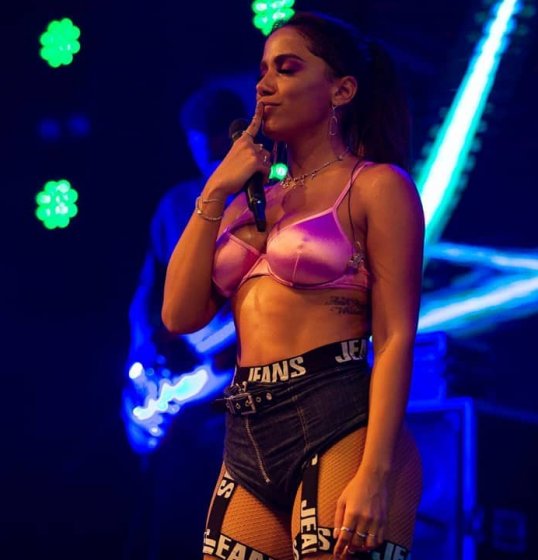 Anitta tranquiliza fãs sobre incidente em show