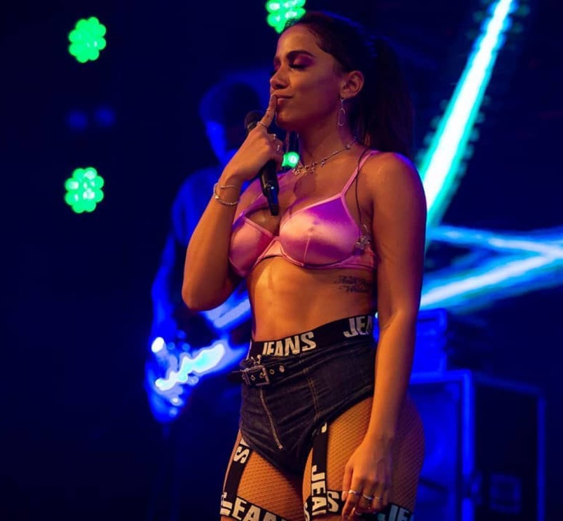 [Anitta tranquiliza fãs sobre incidente em show]