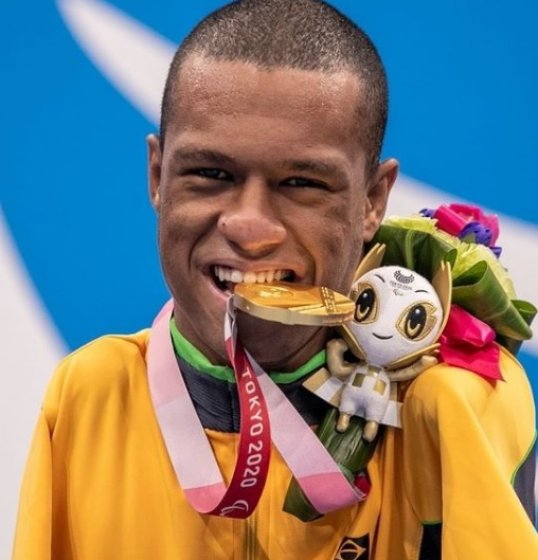 Ivete Sangalo homenageia atletas paralímpicos brasileiros