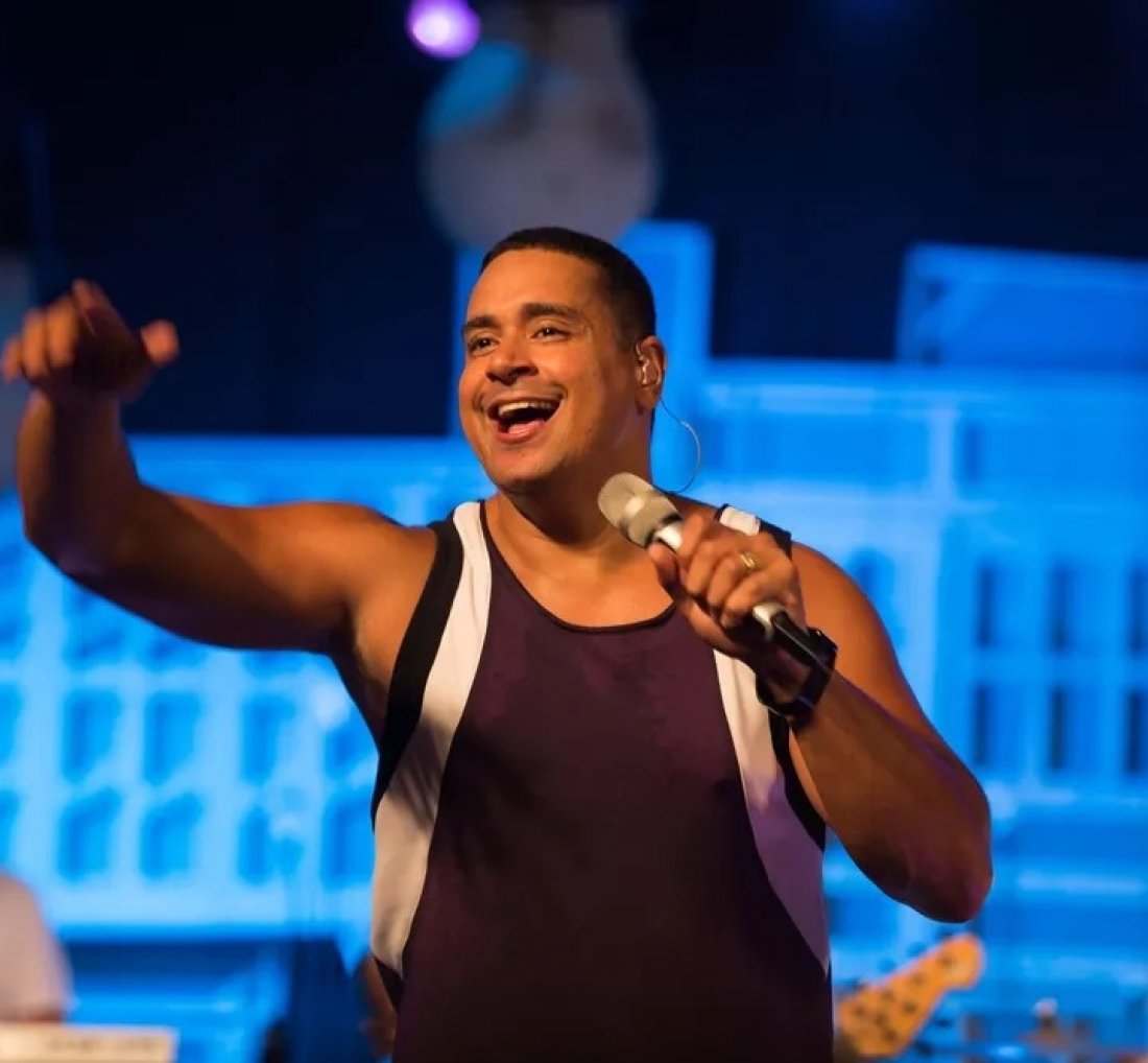 Xanddy brinca com letra do Tchan e diz que faz sexo todo dia, menos domingo. [Xanddy brinca com letra do Tchan e diz que faz sexo todo dia, menos domingo.