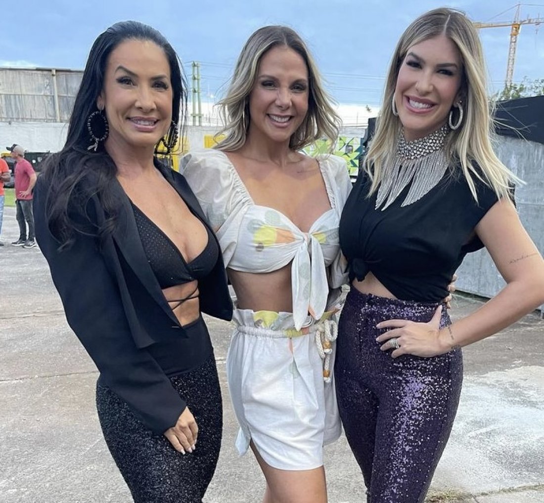 [Lore Improta, Scheila Carvalho e Carla Perez dançam no palco de 