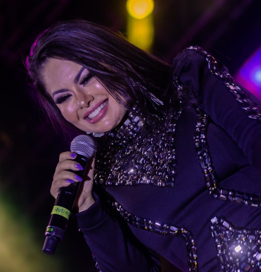 Paulinha Abelha, vocalista da banda Calcinha Preta, encontra-se em coma na UTI
