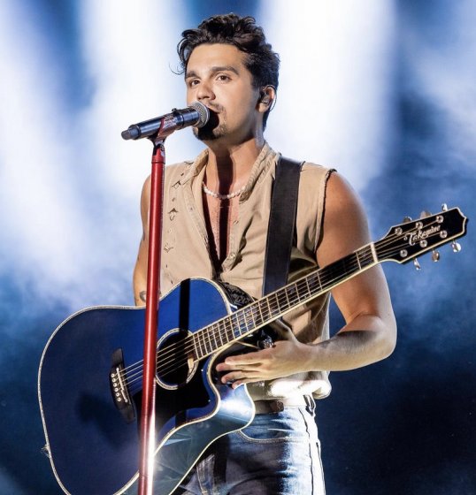 Luan Santana é o único sertanejo com duas músicas no Top 10 do Spotify Brasil Luan Santana é o único sertanejo com duas músicas no Top 10 do Spotify Brasil