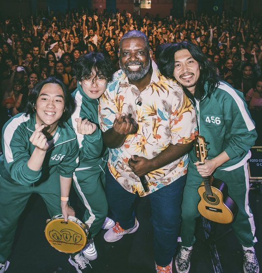 Péricles convida o trio coreano Tell a Tale para cantar em show Péricles convida o trio coreano Tell a Tale para cantar em show