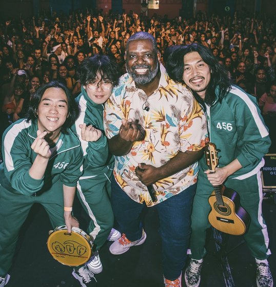 Péricles convida o trio coreano Tell a Tale para cantar em show