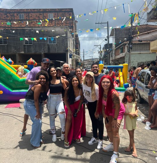 Grupo de digitais influencers se reúnem para ação no dia das crianças. Grupo de digitais influencers se reúnem para ação no dia das crianças.