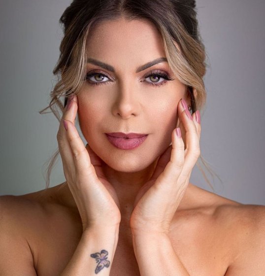 Sheila Mello volta a dançar música do É o Tchan e público vai à loucura: Sheila Mello volta a dançar música do É o Tchan e público vai à loucura: