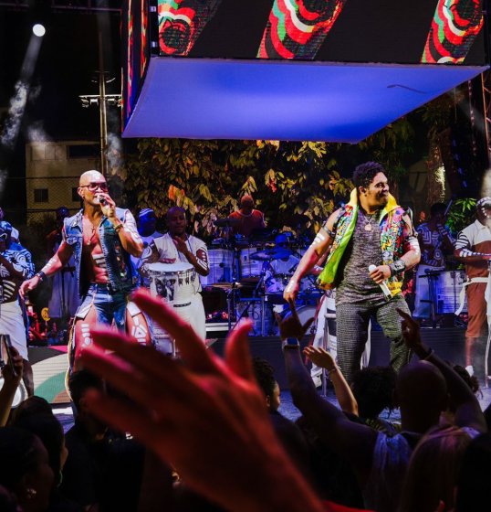Ensaio da Timbalada teve banda Olodum, pedido de casamento no palco e ingressos esgotados