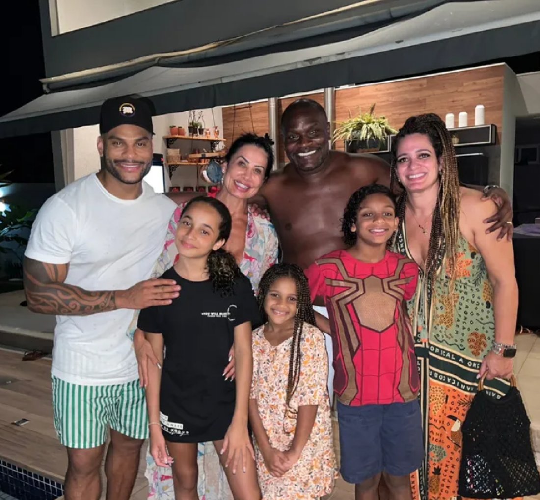 Scheila Carvalho recebe Jacaré e a família em casa: [Scheila Carvalho recebe Jacaré e a família em casa:
