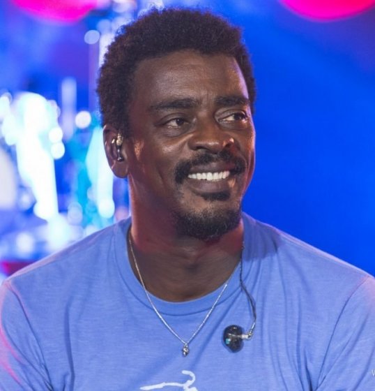 Seu Jorge canta com Coldplay