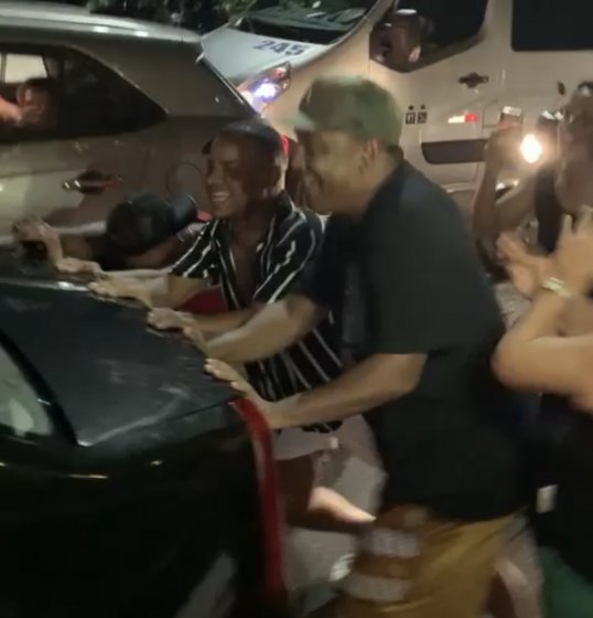 Márcio Victor desce de van para ajudar a empurrar carro no meio da folia Márcio Victor desce de van para ajudar a empurrar carro no meio da folia