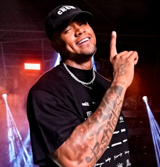 Léo Santana lança clipe de “Posturado e Calmo” Léo Santana lança clipe de “Posturado e Calmo”