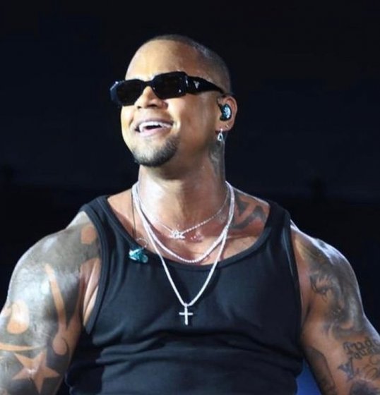 Pela 1ª vez em Angola Léo Santana lota festa da música em Luanda Pela 1ª vez em Angola Léo Santana lota festa da música em Luanda