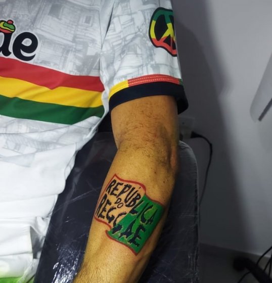 Conheça fã que eternizou amor pela República do Reggae na pele: 'Estar lá é inexplicável' Conheça fã que eternizou amor pela República do Reggae na pele: 'Estar lá é inexplicável'