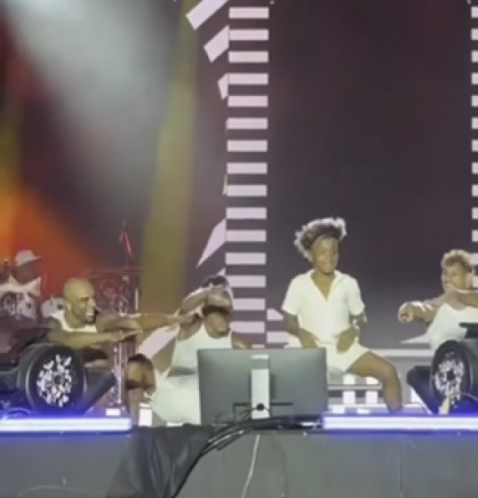 Cria da Ivete: criança rouba a cena em show da cantora no Festival da Virada